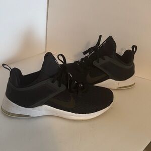 Nike Men's Black and Gray Athletic Shoes